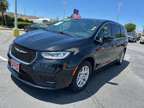 Used 2025 Chrysler Pacifica Select FWD image 3