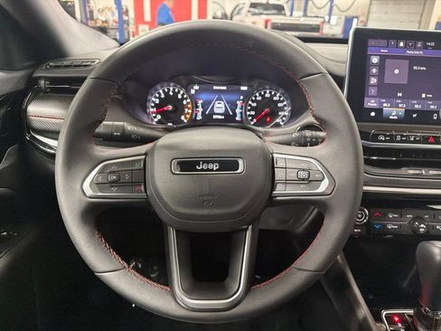 Used 2025 Jeep Compass Trailhawk AWD/4WD image 18