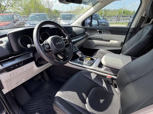 Used 2024 Kia Carnival LX FWD image 19