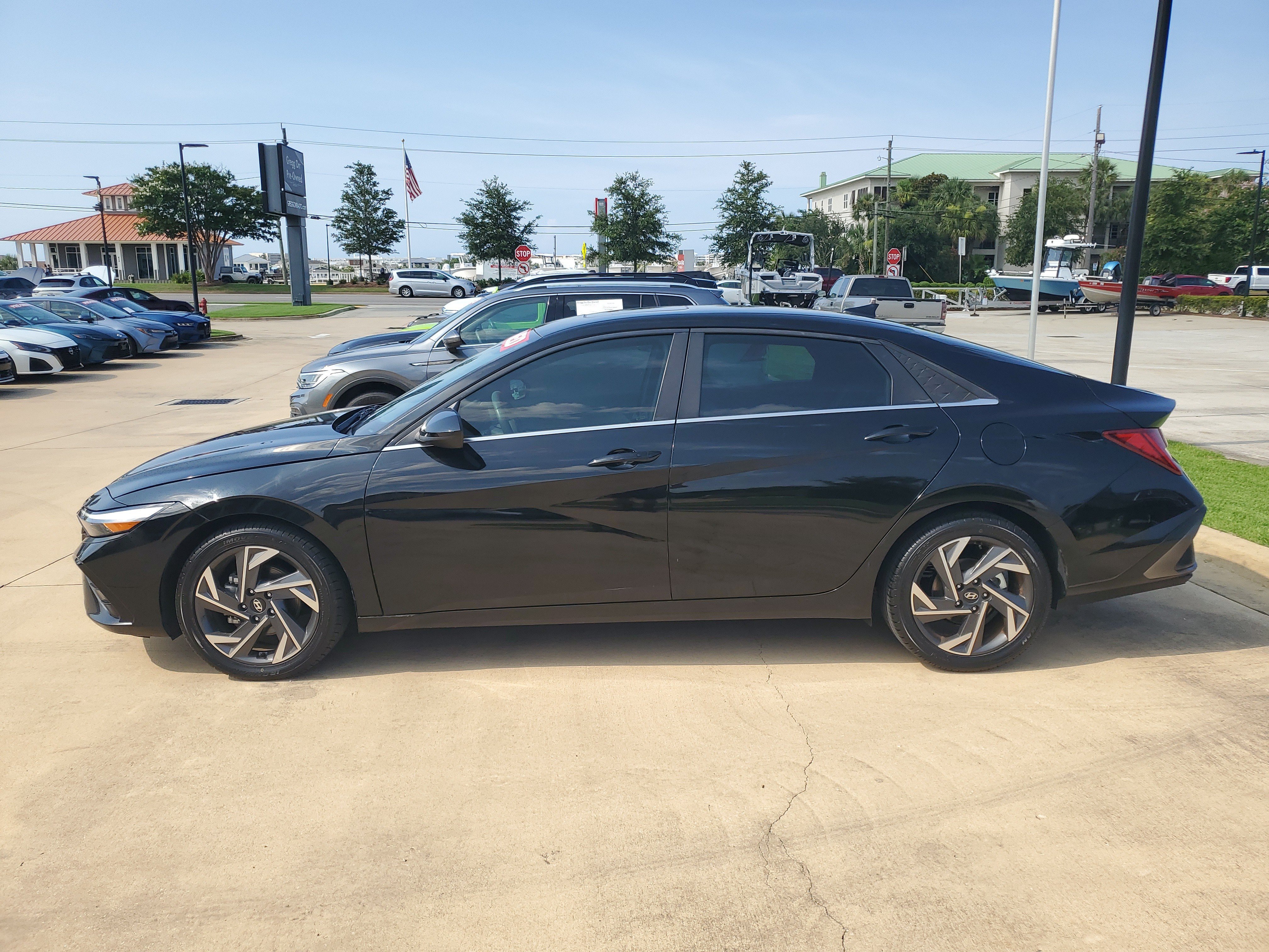 Used 2025 Hyundai Elantra SEL FWD image 2
