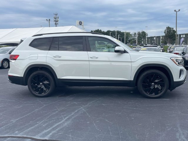 Certified 2026 Volkswagen Atlas SE w/ Black Wheel Package FWD image 8
