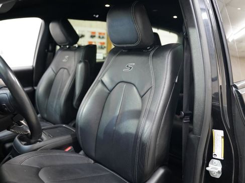 Used 2021 Chrysler Pacifica Touring-L w/ Uconnect Theater Family Group image 24