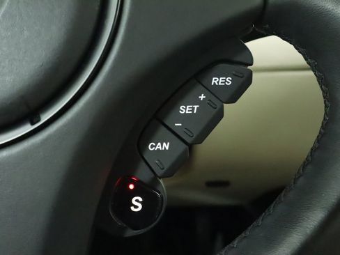 Used 2015 Aston Martin Vanquish Coupe image 12