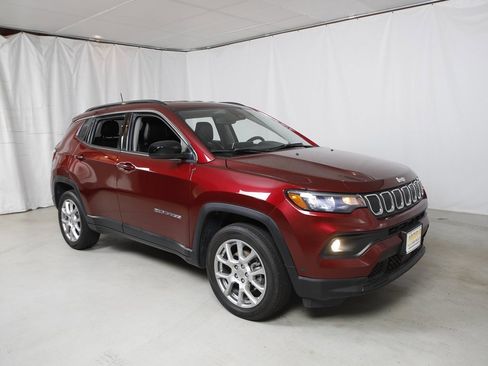 Used 2022 Jeep Compass Latitude image 1