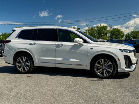 Used 2022 Cadillac XT6 Premium Luxury AWD/4WD image 2