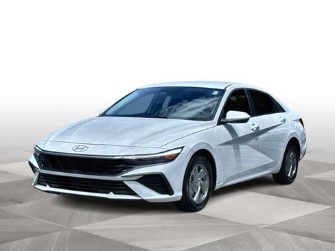 Used 2025 Hyundai Elantra SE FWD image 4