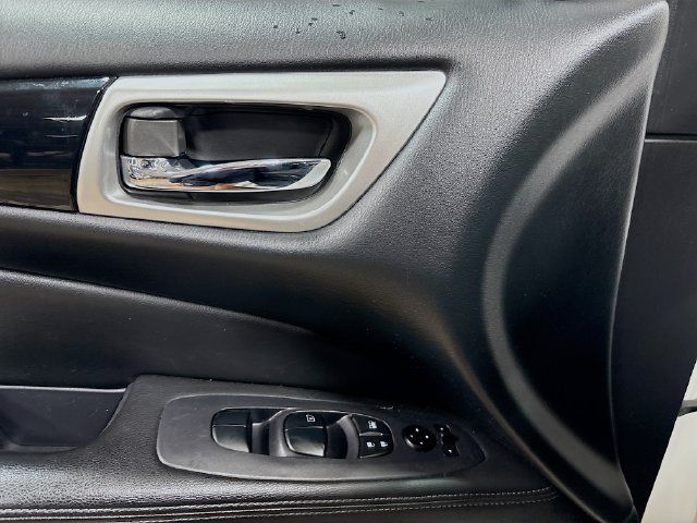 Used 2020 Nissan Pathfinder S AWD/4WD image 17