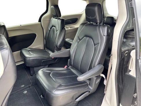Used 2023 Chrysler Pacifica Touring-L FWD image 24