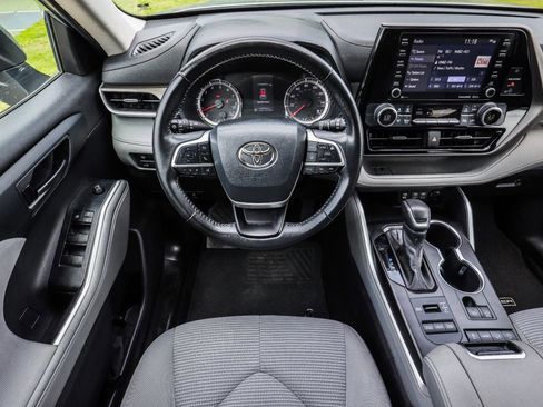 Used 2022 Toyota Highlander LE AWD/4WD image 24