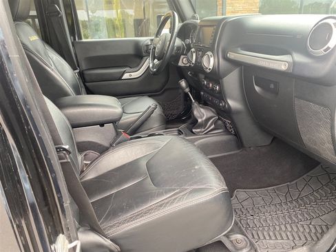 Used 2013 Jeep Wrangler Unlimited Sahara w/ Connectivity Group AWD/4WD image 12