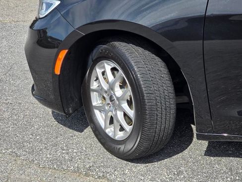 Used 2023 Chrysler Pacifica Touring-L FWD image 27