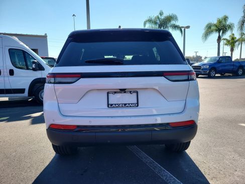 New 2025 Jeep Grand Cherokee Altitude image 7