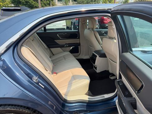 Used 2018 Lincoln Continental Select w/ Continental Climate Package AWD/4WD image 17