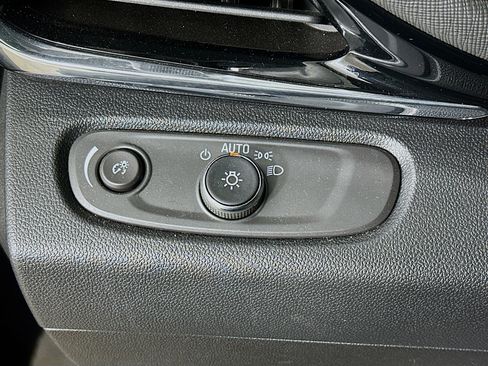 Used 2025 Buick Envista Sport Touring image 17