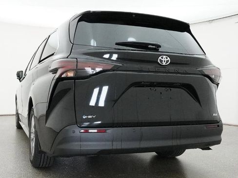 New 2026 Toyota Sienna XLE FWD image 11