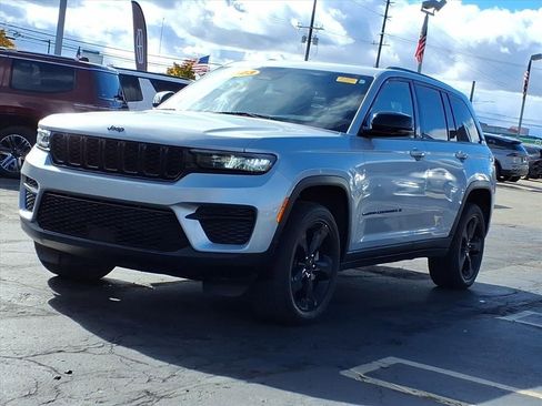 Used 2023 Jeep Grand Cherokee Altitude image 3