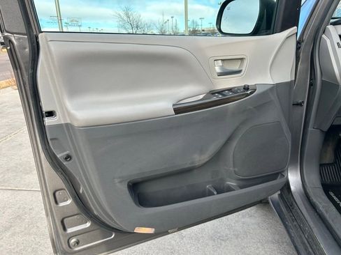 Used 2017 Toyota Sienna XLE Premium image 13