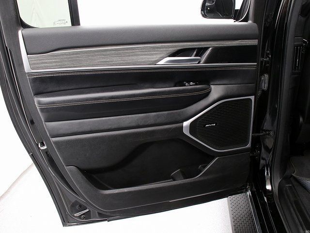 Used 2023 Jeep Wagoneer L Series III w/ Preferred Equipment Group AWD/4WD image 30