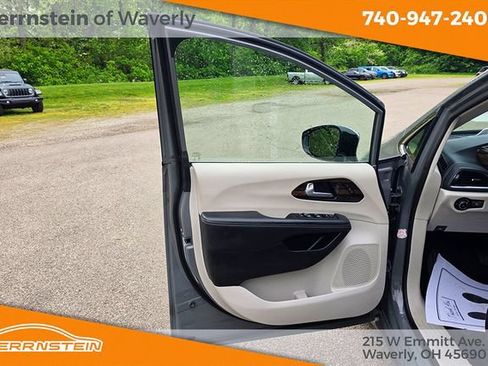 Used 2023 Chrysler Pacifica Limited FWD image 14