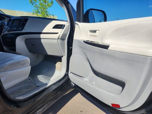 Used 2012 Toyota Sienna LE w/ Towing Pkg FWD image 28