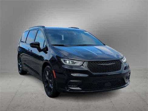 New 2026 Chrysler Pacifica Select image 2