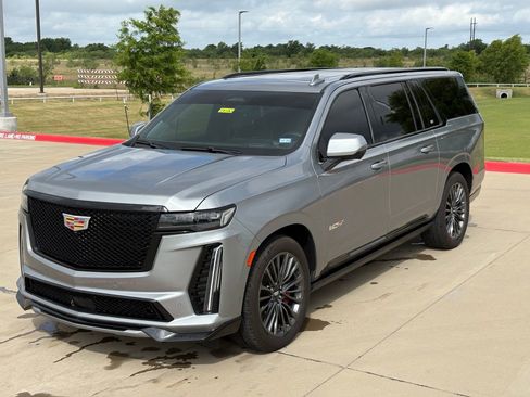 Used 2024 Cadillac Escalade ESV V w/ Heavy-Duty Trailer Package AWD/4WD image 12
