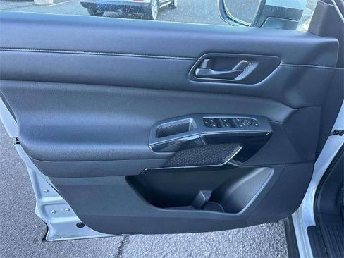 Certified 2024 Nissan Pathfinder SV image 17