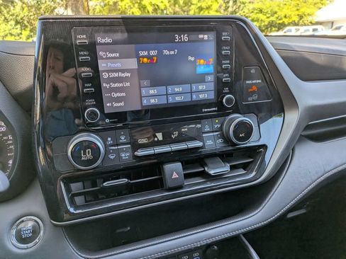 Used 2022 Toyota Highlander L FWD image 31