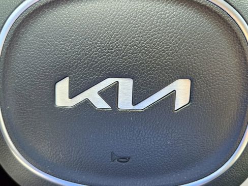 Used 2023 Kia Sorento LX image 28