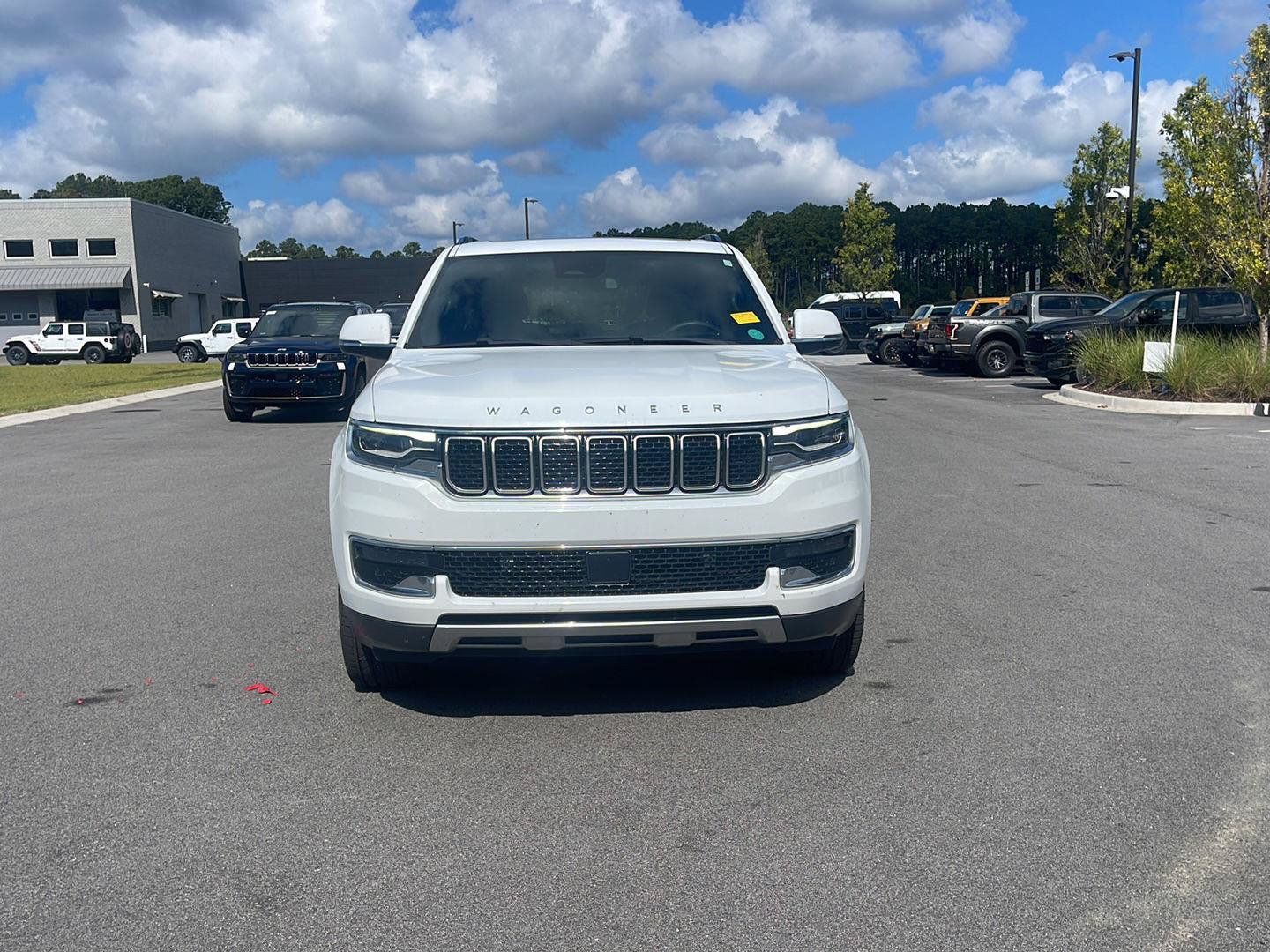 Used 2022 Jeep Wagoneer Series III w/ Premium Group I AWD/4WD image 2