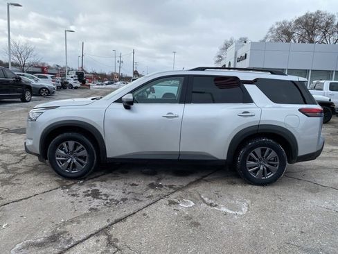 Used 2024 Nissan Pathfinder SV image 9