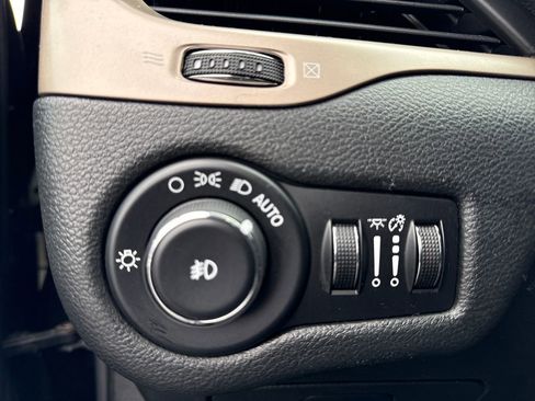 Used 2015 Jeep Cherokee Limited image 16