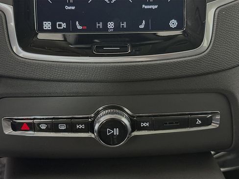 Used 2025 Volvo XC90 B5 Core image 23