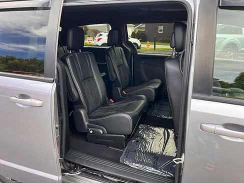 Used 2019 Dodge Grand Caravan SXT w/ Blacktop Package FWD image 28