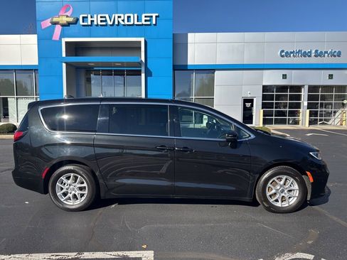 Used 2023 Chrysler Pacifica Touring-L image 23