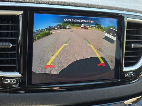 Used 2023 Chrysler Pacifica Touring-L FWD image 5
