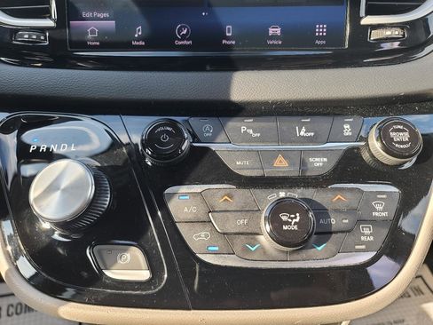 Used 2023 Chrysler Pacifica Touring-L FWD image 13