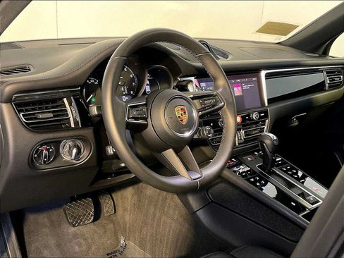 Certified 2026 Porsche Macan AWD/4WD image 4