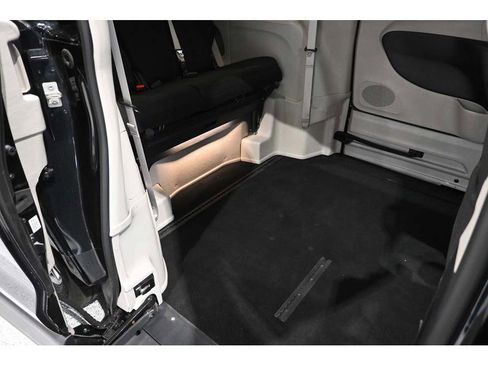 Used 2021 Chrysler Pacifica Touring w/ Cold Weather Group FWD image 18