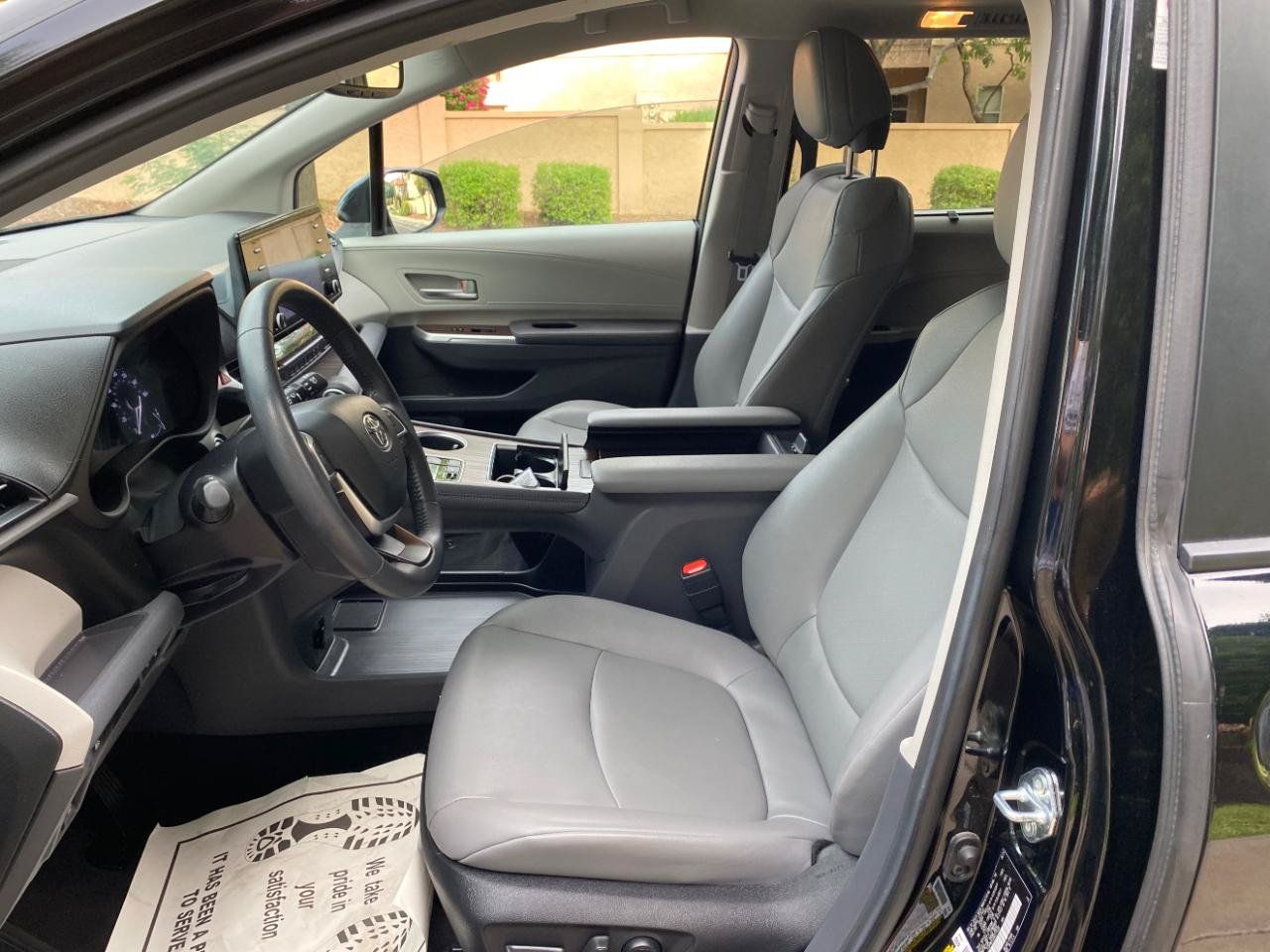 Used 2024 Toyota Sienna XLE FWD image 35