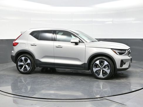 Used 2025 Volvo XC40 B5 Plus image 8