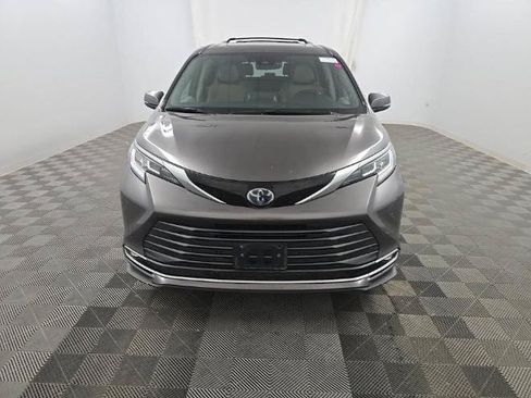 Used 2024 Toyota Sienna Limited AWD/4WD image 2