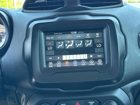 Used 2018 Jeep Renegade Latitude w/ Advanced Technology Group FWD image 10