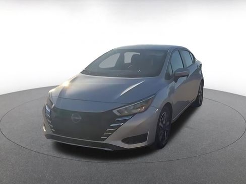 Used 2025 Nissan Versa SV image 4