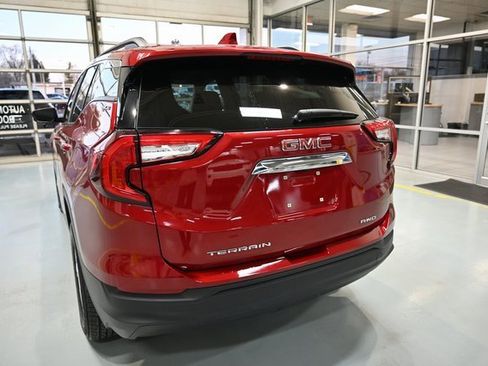 Used 2023 GMC Terrain SLE w/ Driver Convenience Package image 6