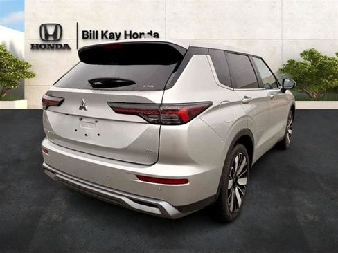 Used 2025 Mitsubishi Outlander SE image 2