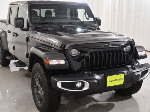 Used 2024 Jeep Gladiator Sport AWD/4WD image 4