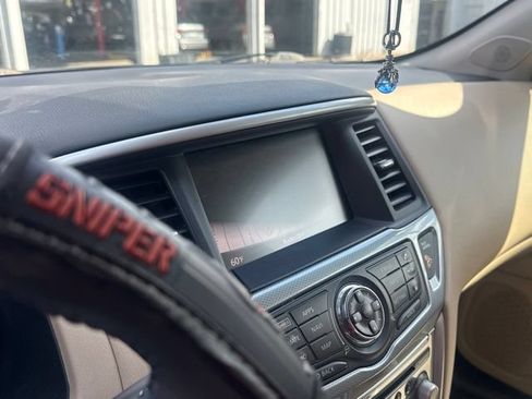 Used 2018 Nissan Pathfinder SL w/ SL Premium Package FWD image 12