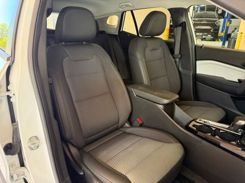 Used 2025 Chevrolet Trax LT FWD image 31