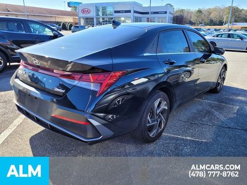 Used 2024 Hyundai Elantra Limited image 12